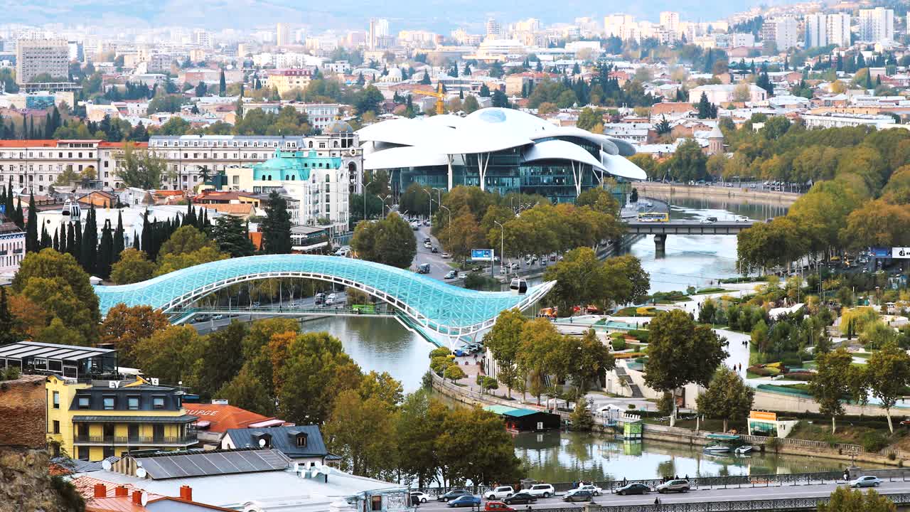 트빌리시, 조지아 (tbilisi, georgia) 에서 볼 수 있는 도시 풍경, 평화의 보행자 다리 에 있는 쿠라 트바리 강 (kura mtkvari river) 의 풍경, 정의의 집 (justice house)