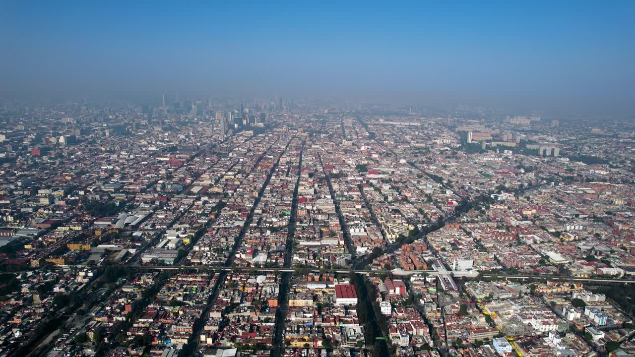 toma aerea de la contaminacion en la ciudad de mexico