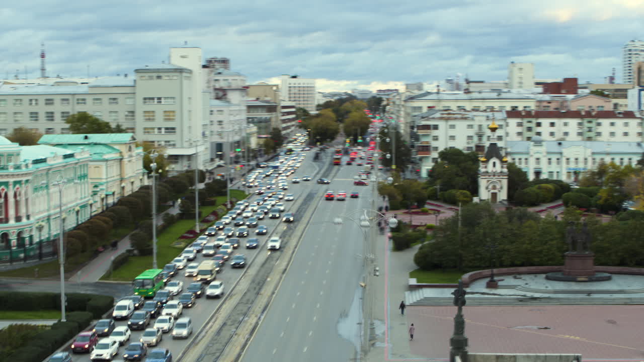 городская уличная сцена с дорожным движением и зданиями
