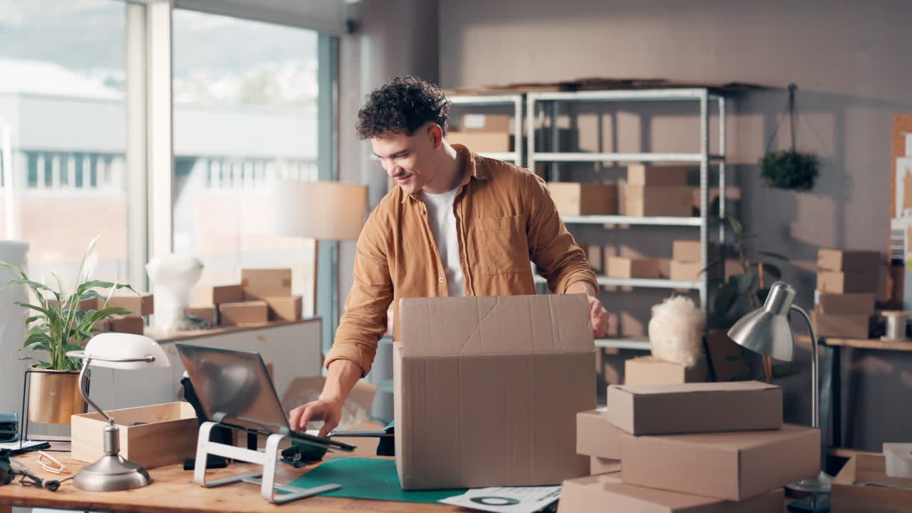 Homem embalando caixas para pequena empresa