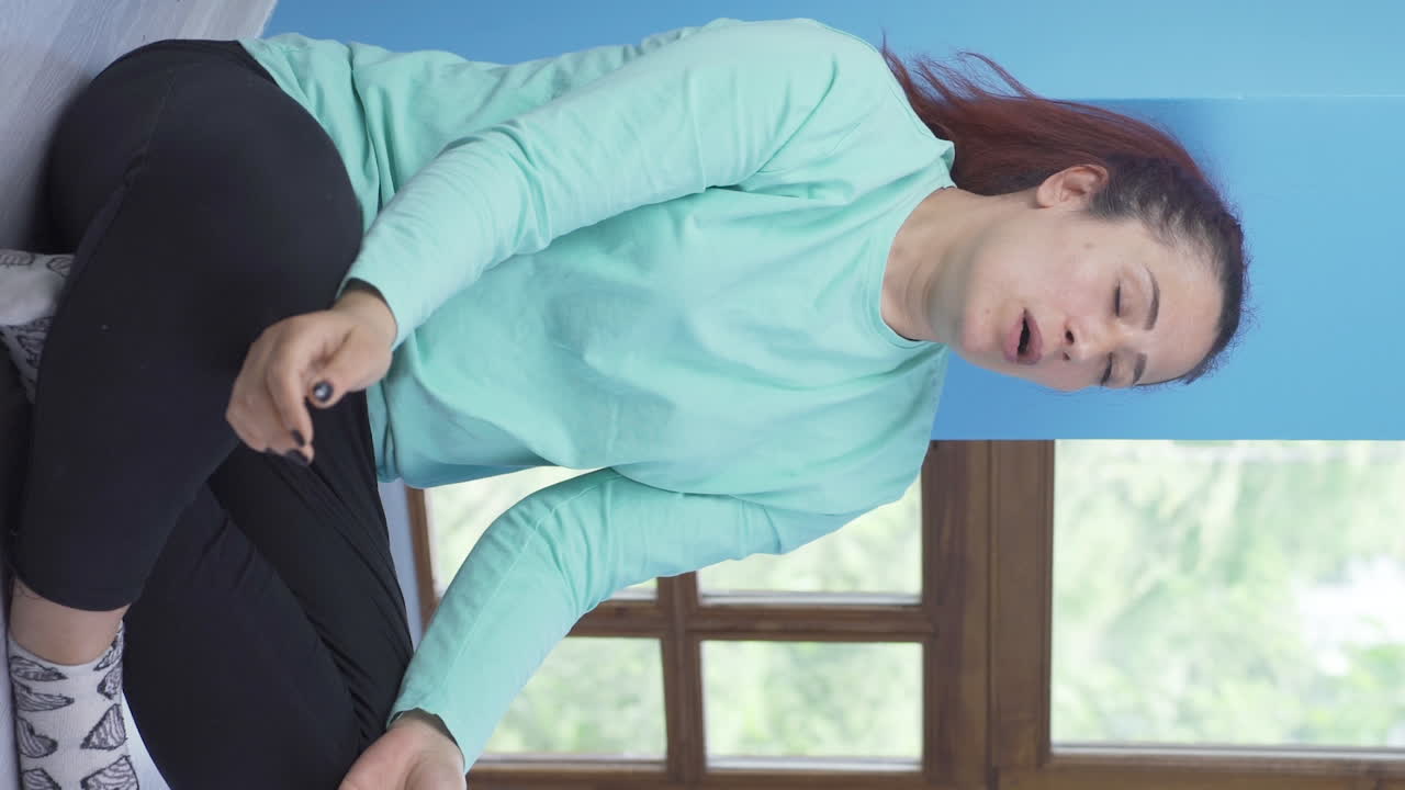 하나님께 기도하는 여자의 수직 비디오.