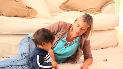 niño pequeño jugando con bloques de alfabeto