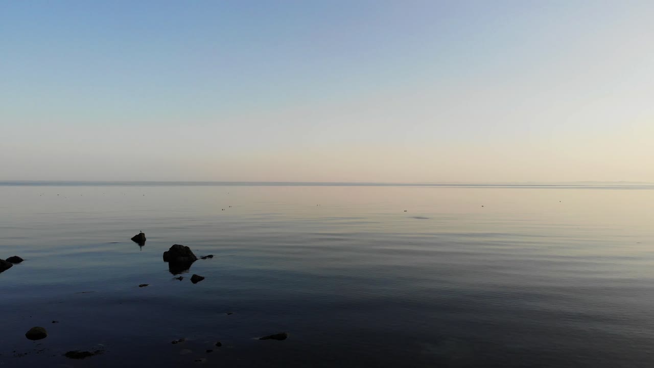 바위가 파고드는 고요하고 고요한 고요한 바다