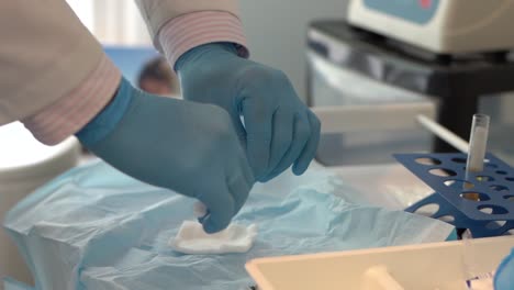 doctor preparing syringe for mesotherapy