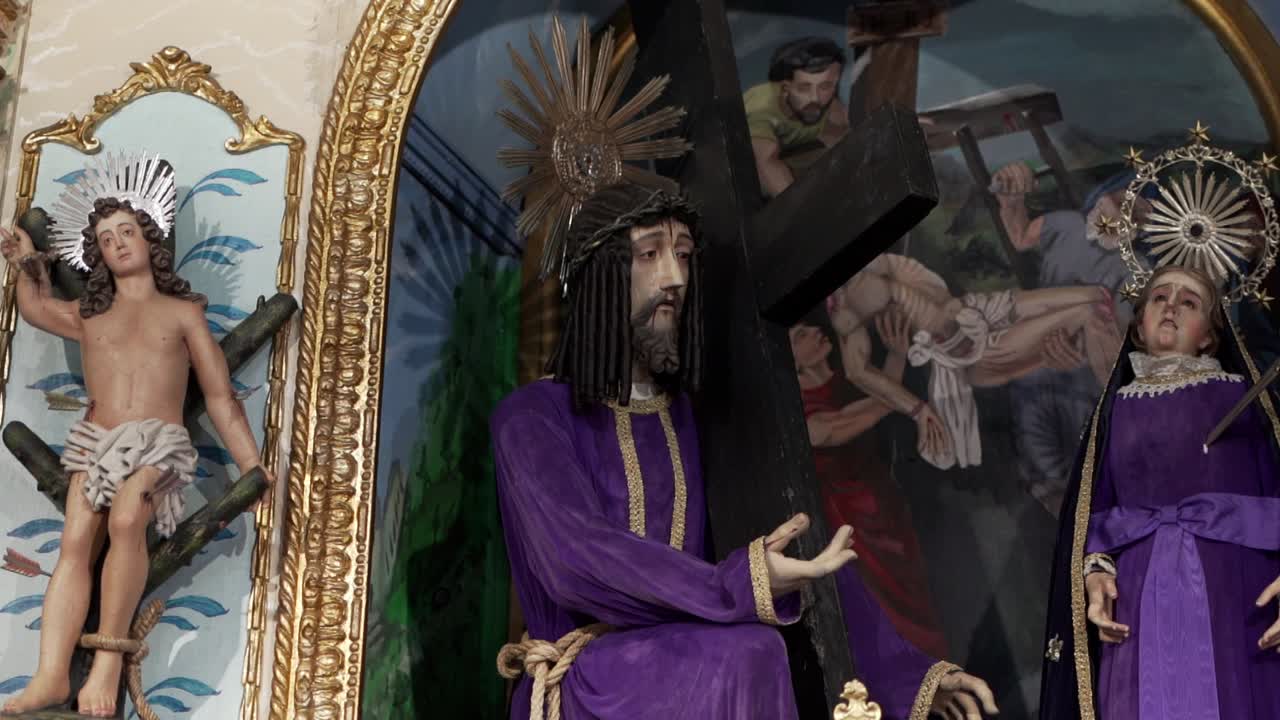 Altare della chiesa raffigurante Gesù Cristo che porta la croce con statue di santi.