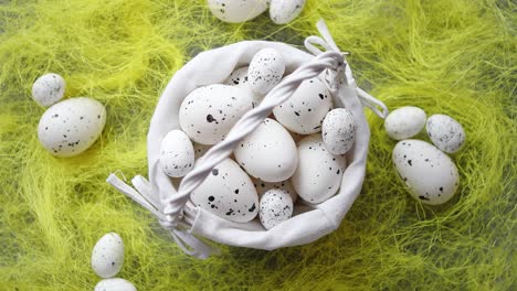 Ostern-Weiß-Gepunktete-Eier-Im-Nest-Und-Frühlingsgelbes-Gras