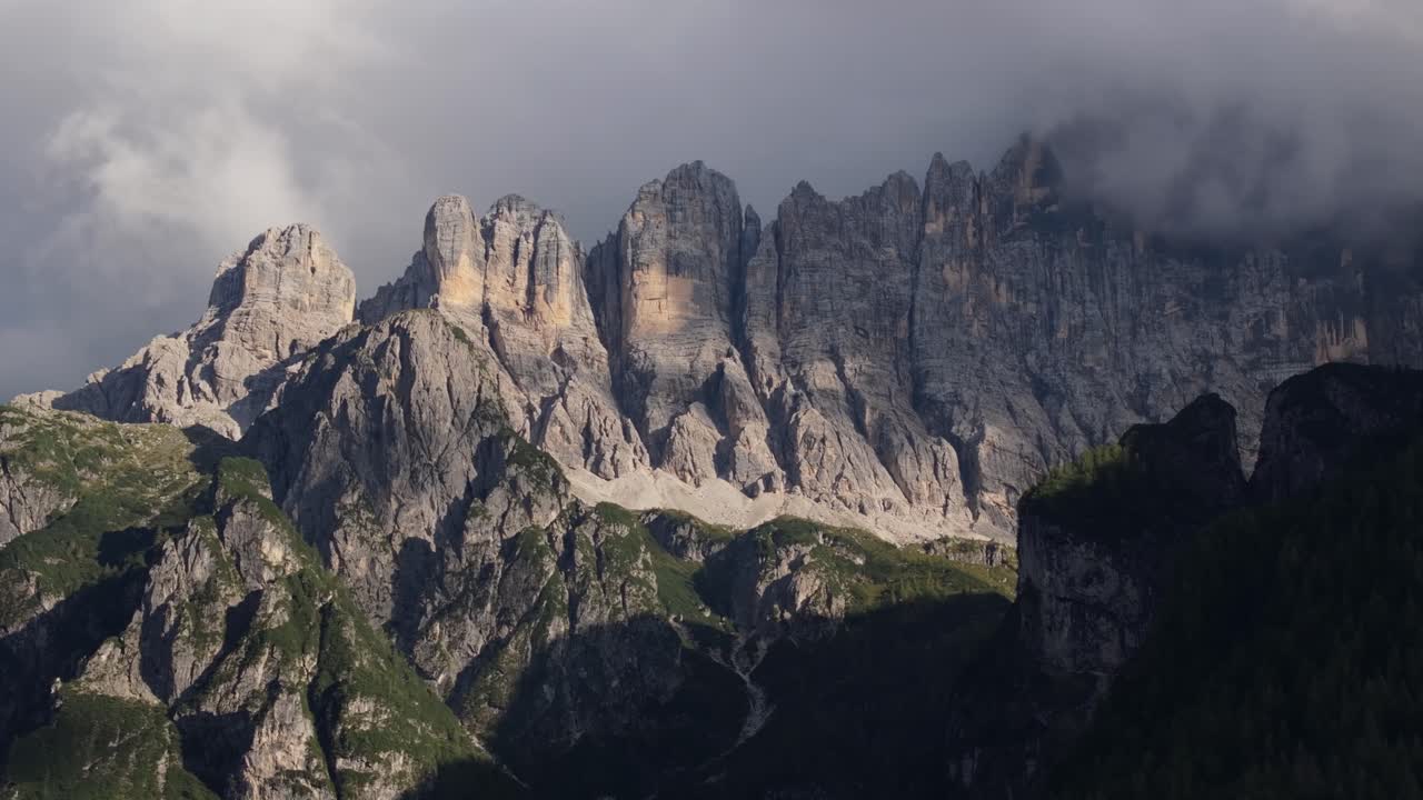 Splendido filmato aereo cinematografico 4K delle Dolomiti - Italia_1006