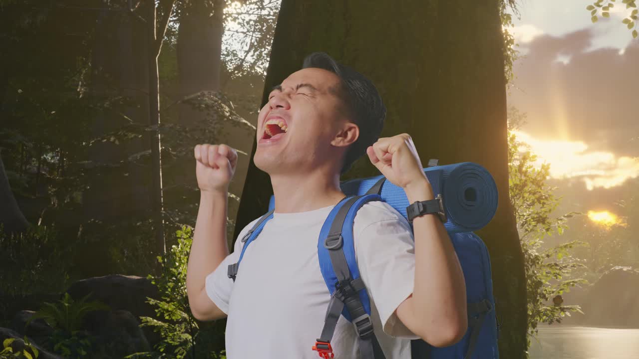 senderista feliz en el bosque