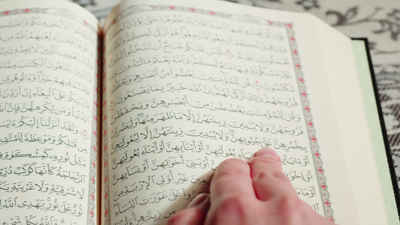 Primo piano del libro del Corano, preghiera, religione islamica. Festività religiosa del Ramadan, mese sacro. Culto, preghiera tradizionale a Dio.