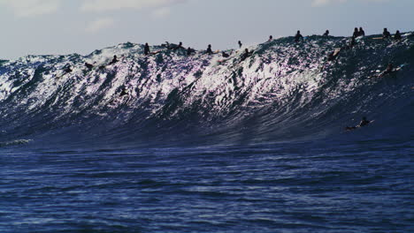 Vista-En-Cámara-Lenta-De-Una-Concurrida-Ola-De-Surf-Con-Profesionales-En-El-Agua