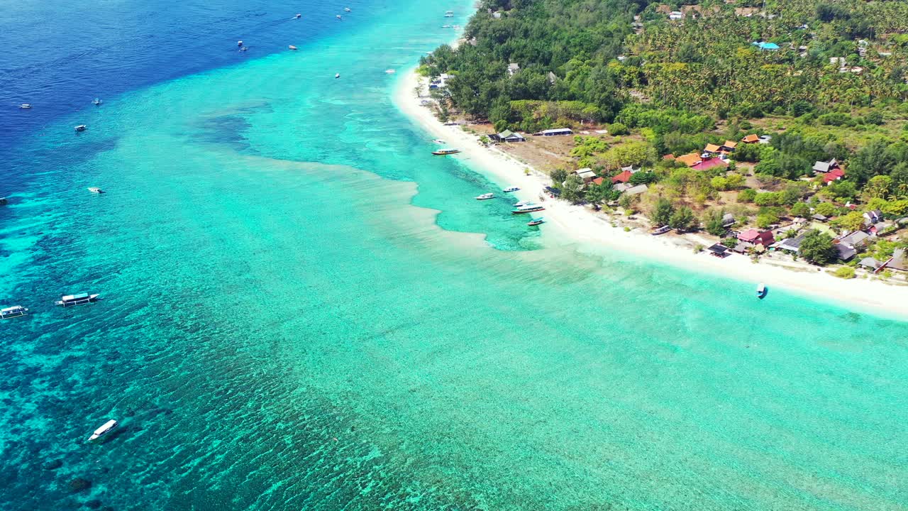 hermoso panorama aéreo del arrecife de coral que rodea la isla del atolón maldivo rodeado de agua turquesa y playas de arena blanca