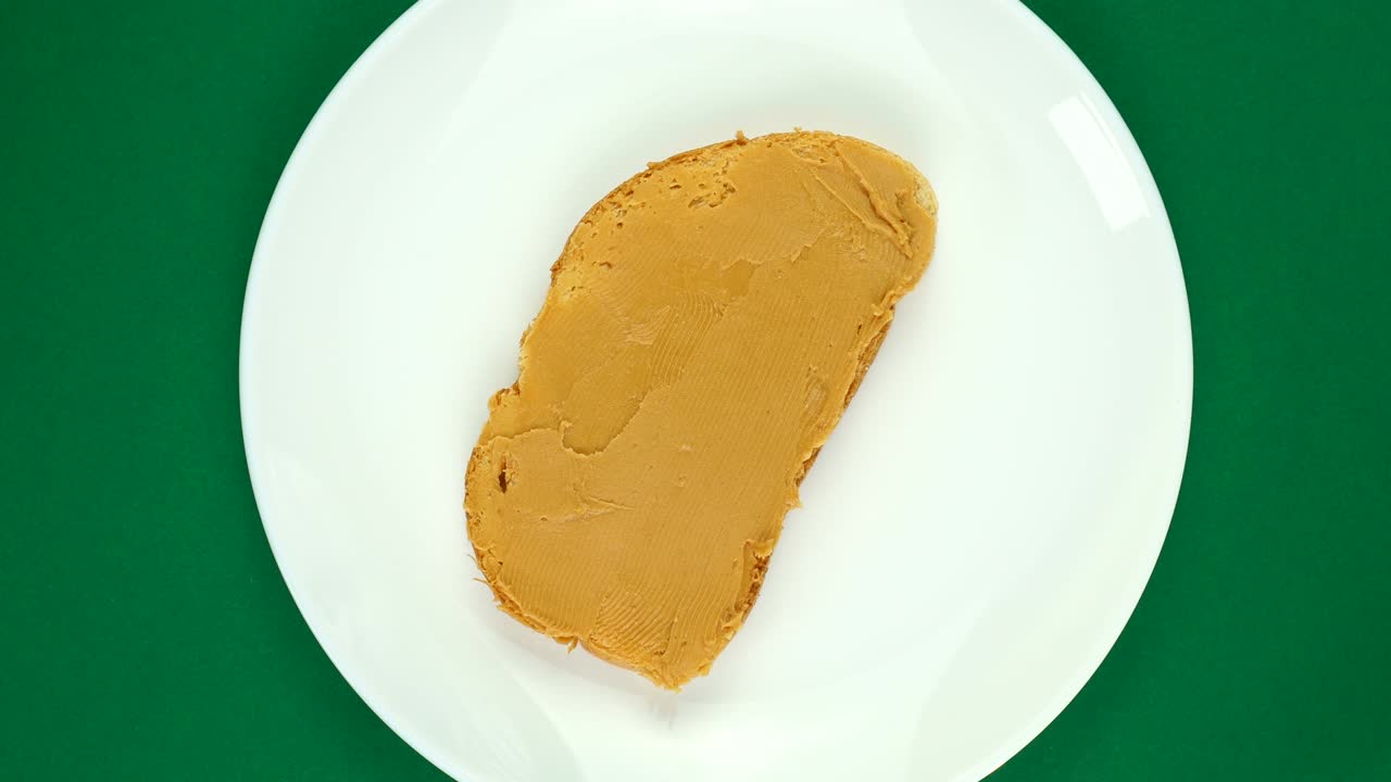 Yeşil Arka Plan Üzerinde Dönen Fıstık Ezmeli Sandviç