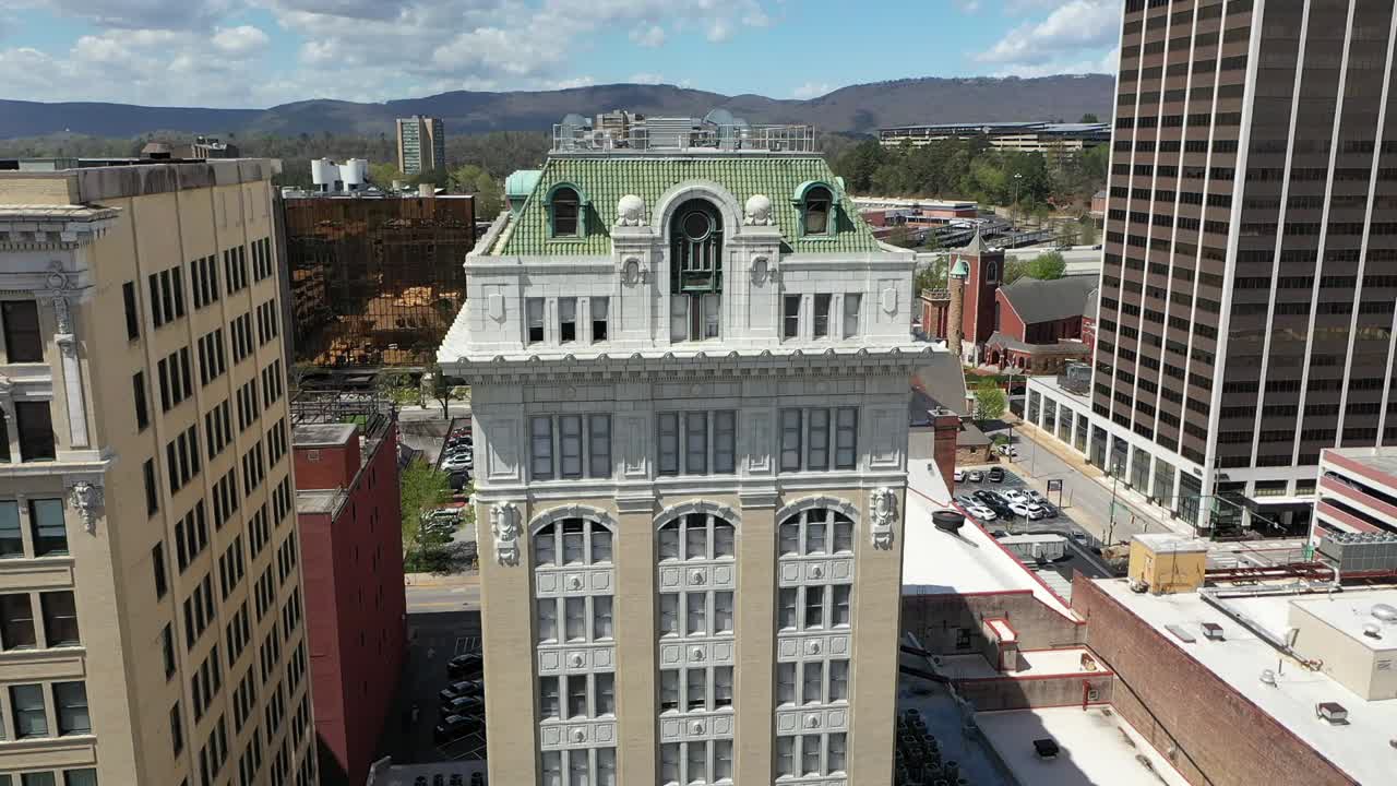Stunning 4K drone footage of Downtown Chattanooga, TN, showcasing historic buildings and vibrant cityscapes. Ideal for travel, history, or urban lifestyle projects