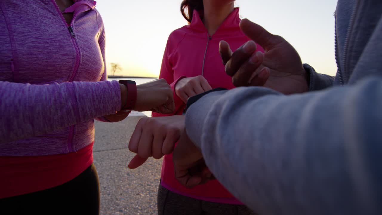 amigos multiétnicos de cerca relojes de muñeca inteligentes