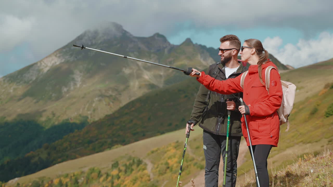 пара, путешествующая по горам