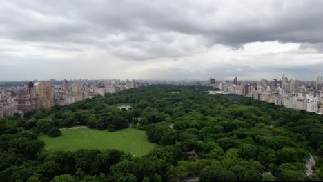 Central-Park,-Nublado,-Día-De-Verano-En-La-Ciudad-De-Nueva-York,-Estados-Unidos---Sobrevuelo-Aéreo