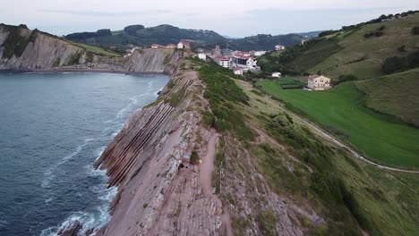 pareja sola abrazándose en los acantilados del norte de españa, zumaia