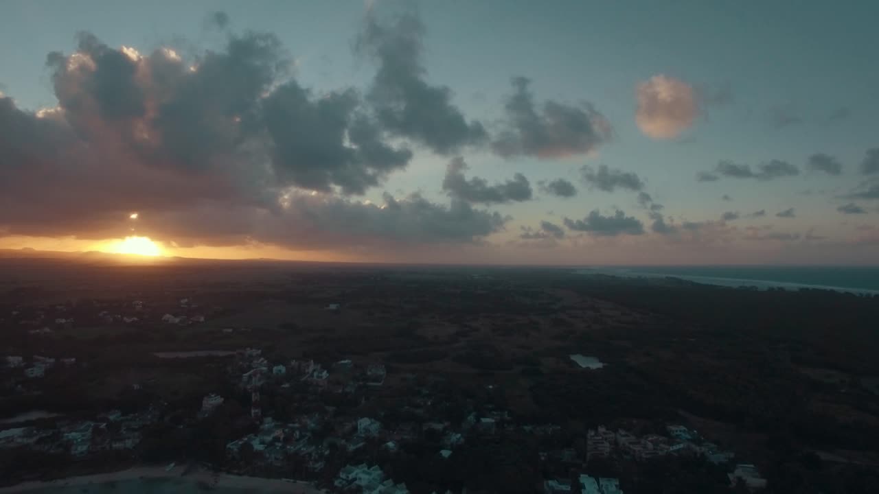 la isla de mauricio al atardecer, vista aérea