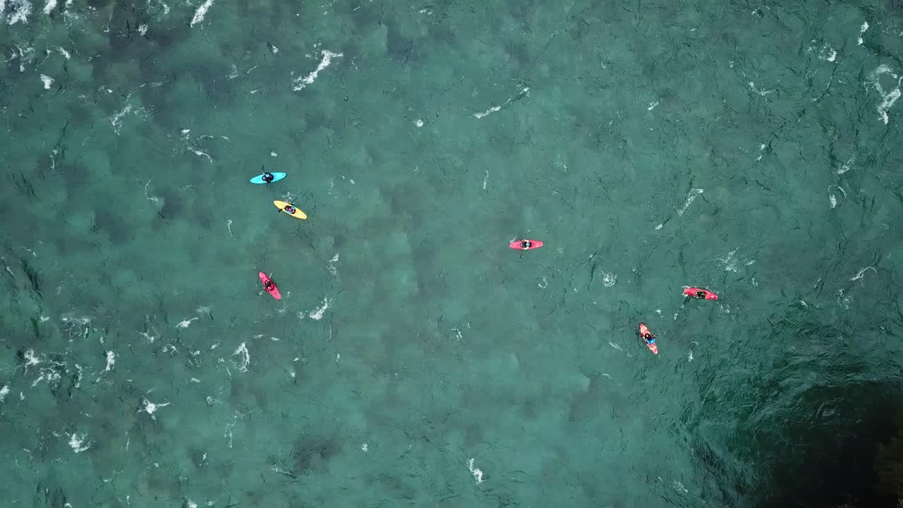 푸탈루푸 강, 파타고니아, 칠레의 고산수에서 카약 그룹의 하향식 공중 전망