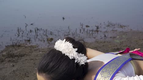 Una-Bailarina-De-Bharatnatyam-Que-Muestra-Una-Pose-Clásica-De-Bharatnatyam-En-La-Naturaleza-Del-Lago-Vadatalav,-Pavagadh