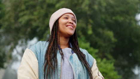 Mujer-Feliz-En-La-Naturaleza,-Respirando