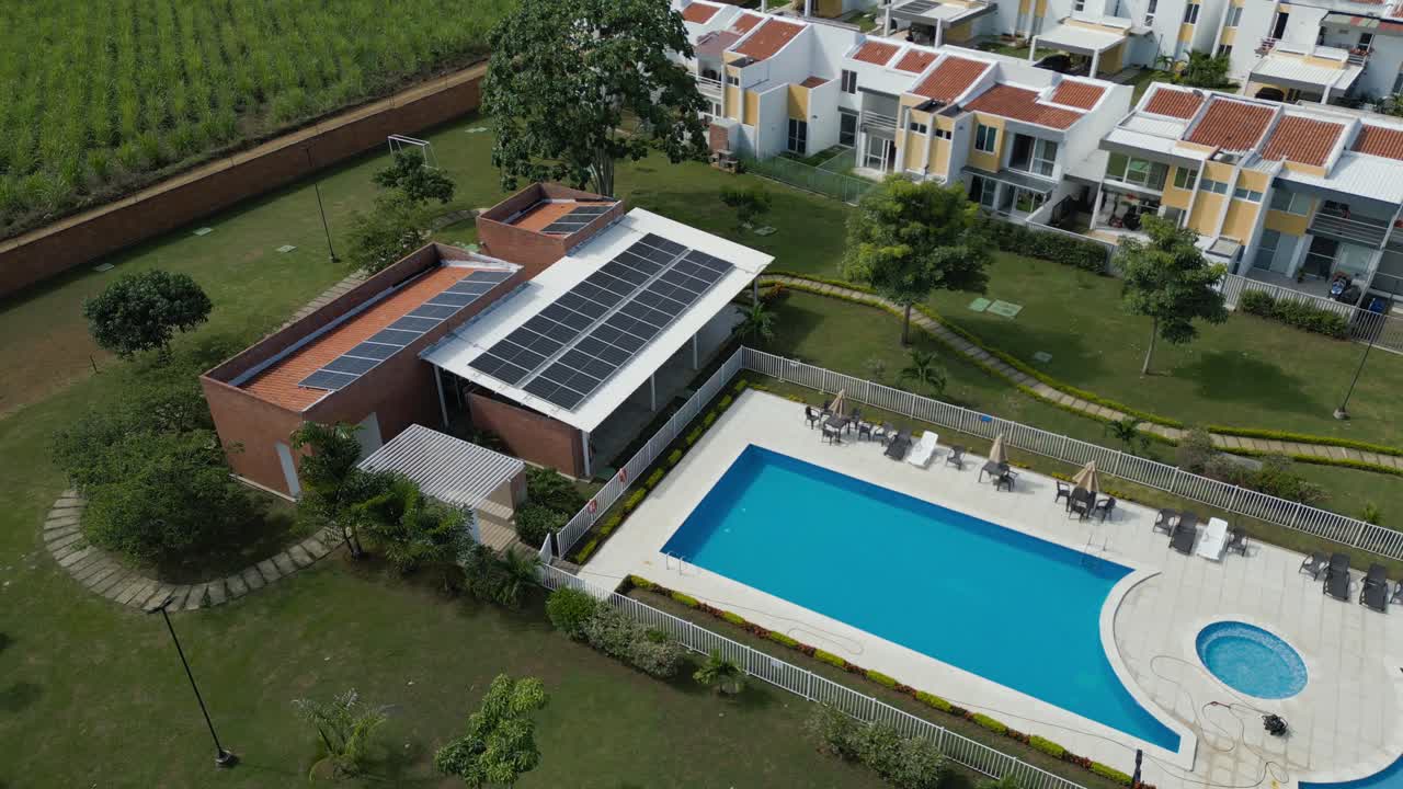 casa club en una zona residencial con paneles solares en el techo, piscina y jardines bien cuidados en ciudad campestre jamundi valle del cauca