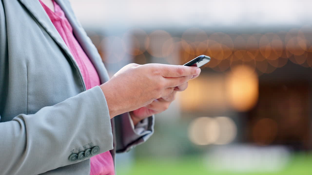 온라인 브라우징을 하는 사업가