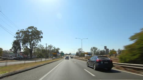 punto de vista de conducción frontal de las autopistas suburbanas australianas y las calles de la ciudad: ideal para el reemplazo de la pantalla verde de la escena interior del automóvil