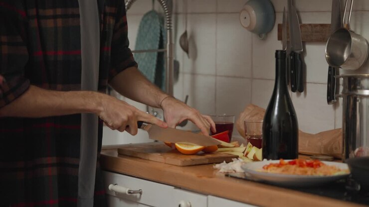 Preparare il cibo in cucina