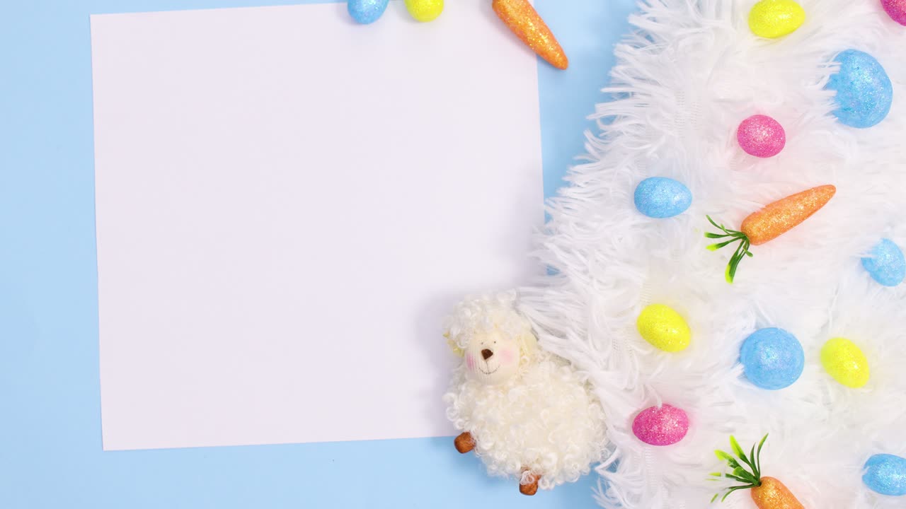 Layout vibrante de Páscoa com cartão de papel em um fundo azul pastel. Stop motion em flat lay