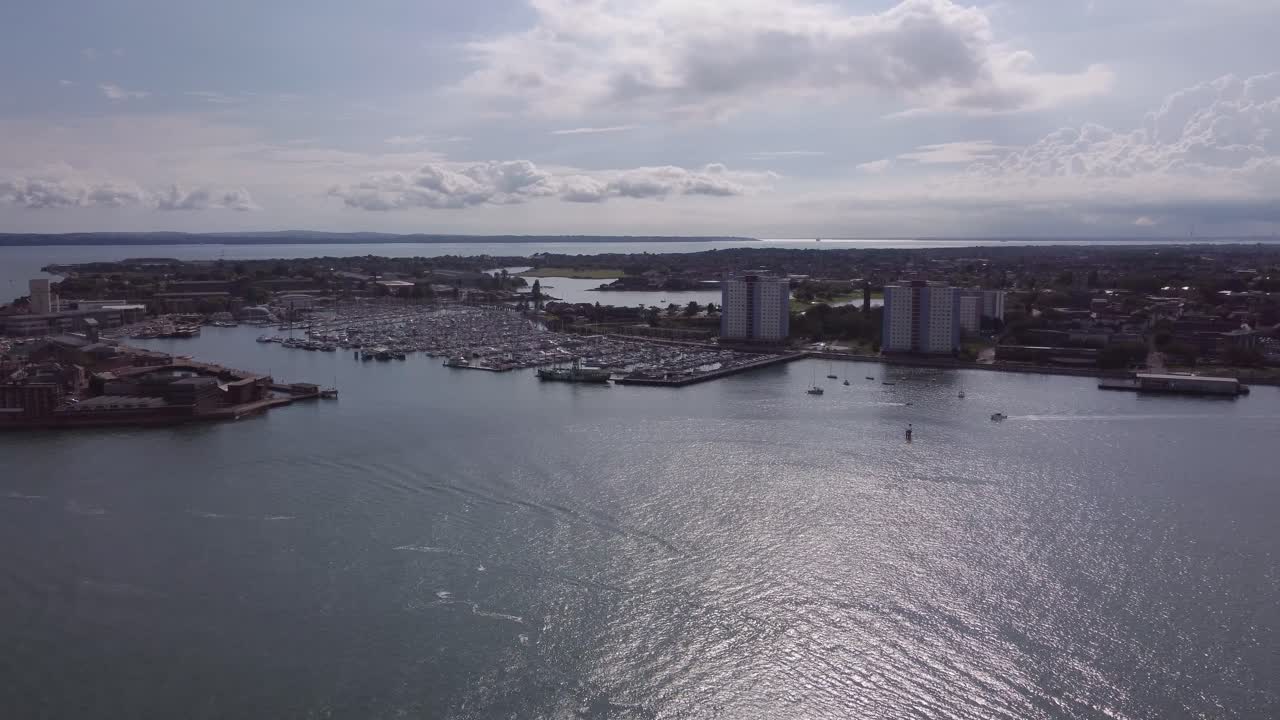 영국 남동쪽 햄프셔 남쪽 해안에 있는 하슬라 선착장과 고스포트의 거리 풍경