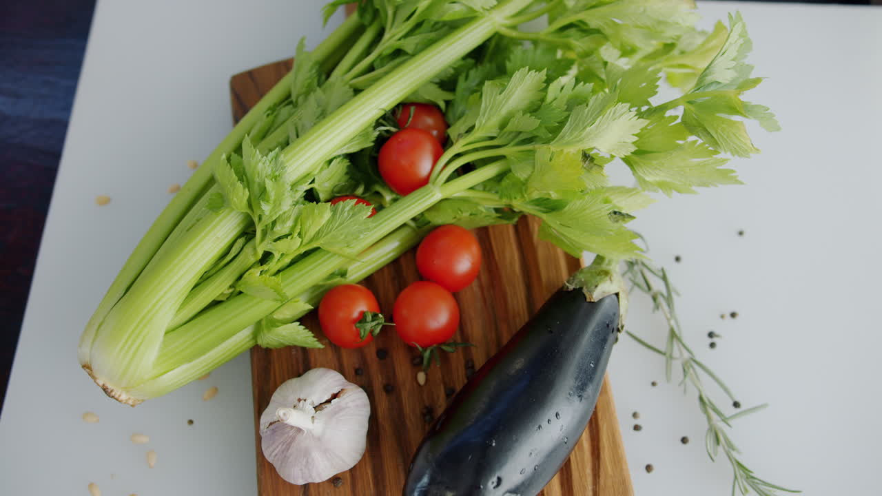 verduras frescas en una tabla de cortar