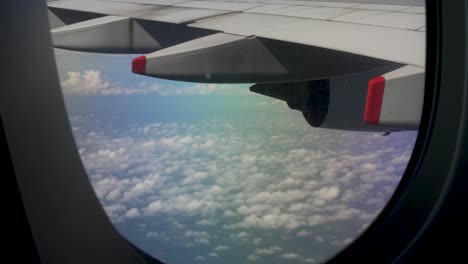 la ventana del avión de pasajeros en vuelo revela un amplio panorama de los cielos, donde las nubes ondulantes se extienden hasta donde puede ver el ojo, concepto de viaje y transporte aéreo