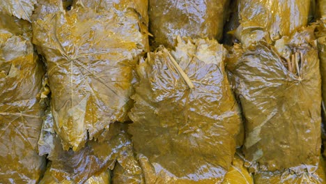hojas de uva apiladas