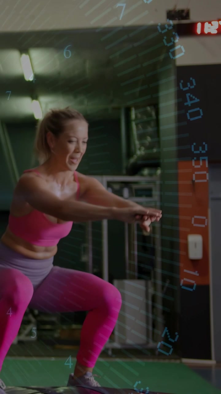Video verticale: Donna che entra, che esegue squat jump su una pedana viola in palestra, con un'interfaccia blu che conta le ripetizioni.