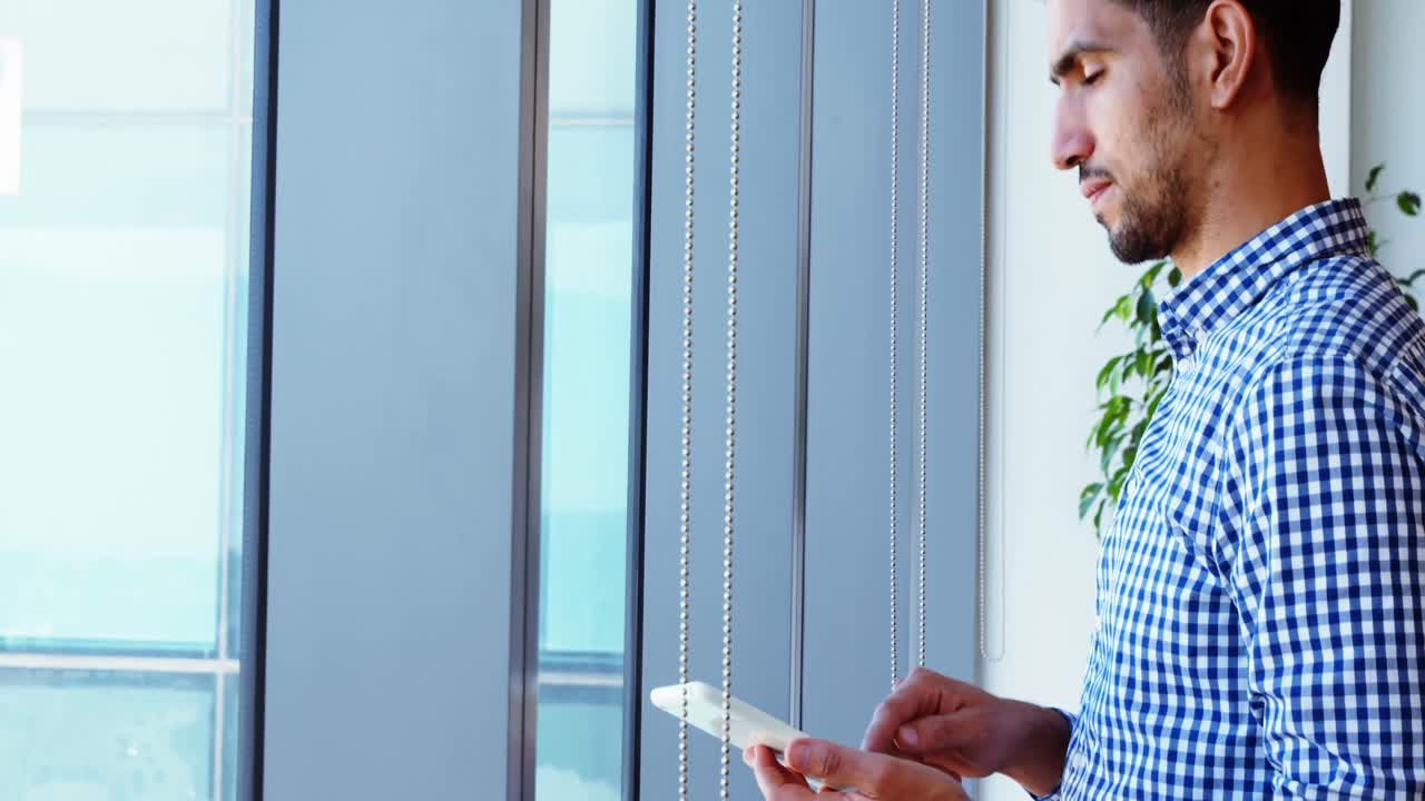 디지털 태블릿을 사용하는 남성 임원