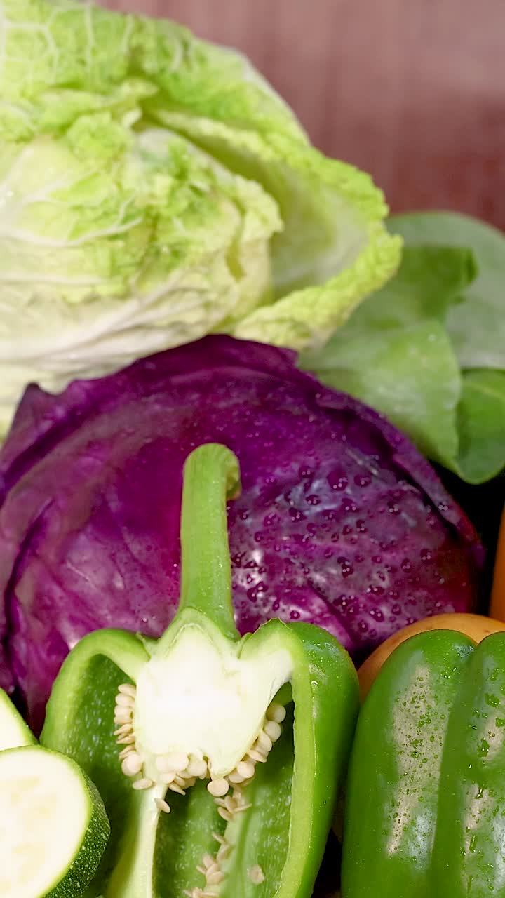 나무 표면 에 배열 된 신선 한 채소 의 활기찬 종류, 다양한 색상 과 질감 을 보여 주는