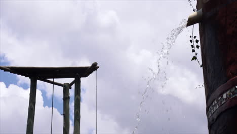 Agua-Que-Sale-De-La-Tubería-En-La-Estructura-De-La-Torre,-Tiro-Continuo