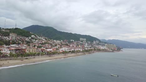 Vista-Aérea-Del-Malecón-Puerto-Vallarta,-Paseo-Marítimo-Mexicano-En-Un-Día-Nublado