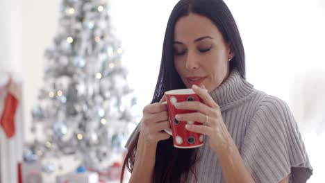 Frau-Genießt-Eine-Tasse-Weihnachtskaffee