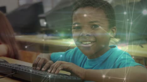 Animation-Eines-Netzwerks-Von-Verbindungen-über-Einen-Schüler,-Der-Einen-Computer-Nutzt