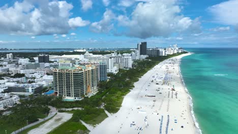 Exquisita-Toma-Aérea-De-Una-Playa-De-Arena-En-Miami,-Estados-Unidos,-Día-Nublado