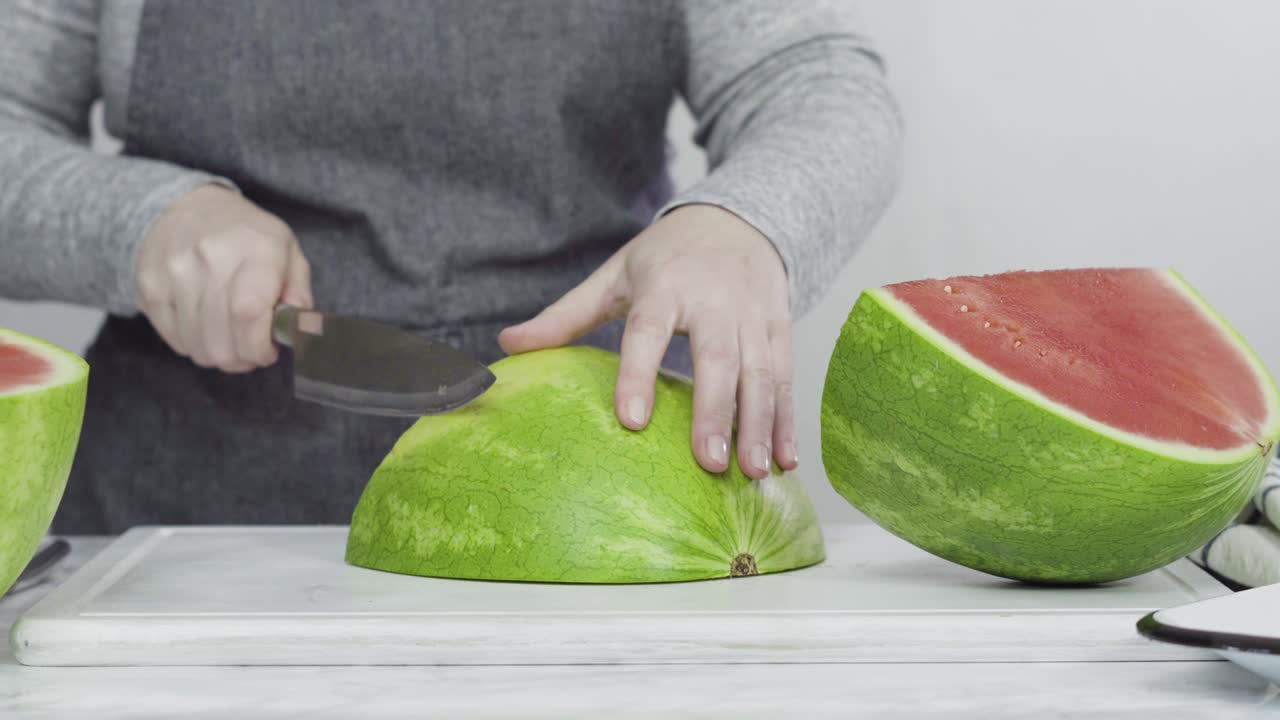 은 수박을 작은 조각으로 잘라