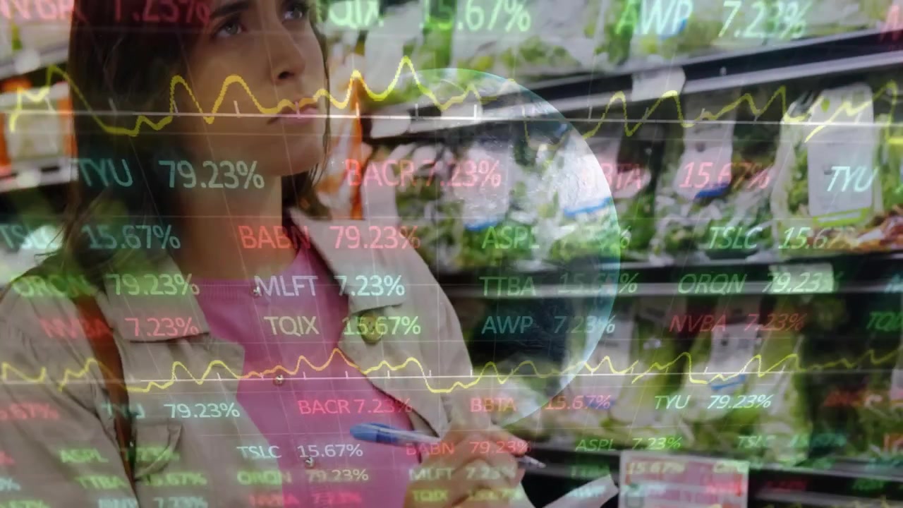 Mujer adulta escribiendo una lista en el pasillo de productos frescos mientras flotan gráficos financieros digitales y cotizaciones bursátiles