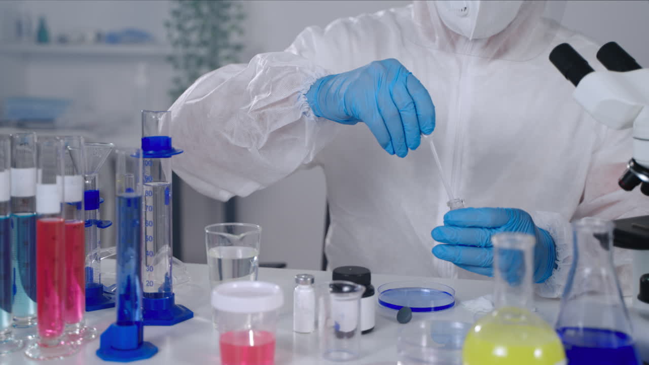 científico que lleva a cabo un experimento de laboratorio