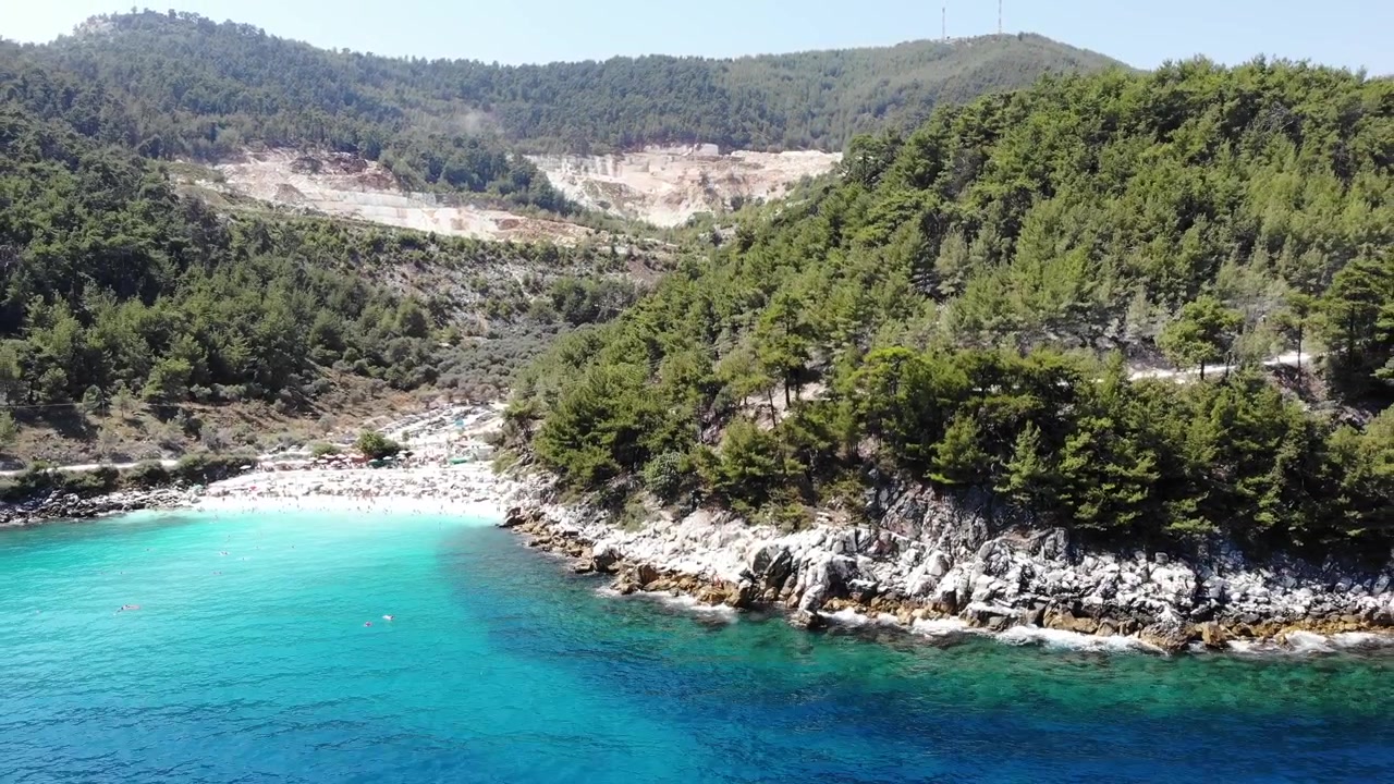 Vista aerea della spiaggia con drone a Thassos, Grecia, con grandi onde e rocce