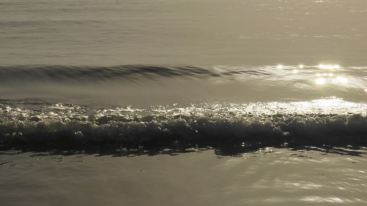 새벽의 은빛 바다, 햇빛을 반사하는 부드러운 파도, 추상적 슬로우 모션