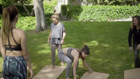 personas deportivas con esteras de yoga en el parque