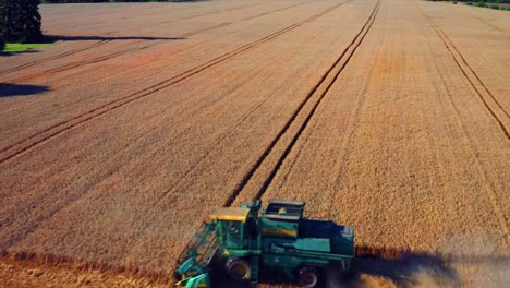 Fliegen-Sie-Während-Der-Erntesaison-über-Den-Mähdreschertraktor