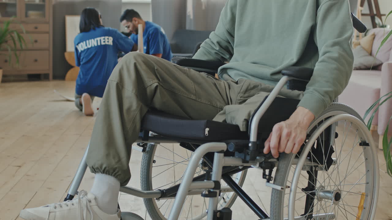 Portrait d’un homme handicapé à l’intérieur